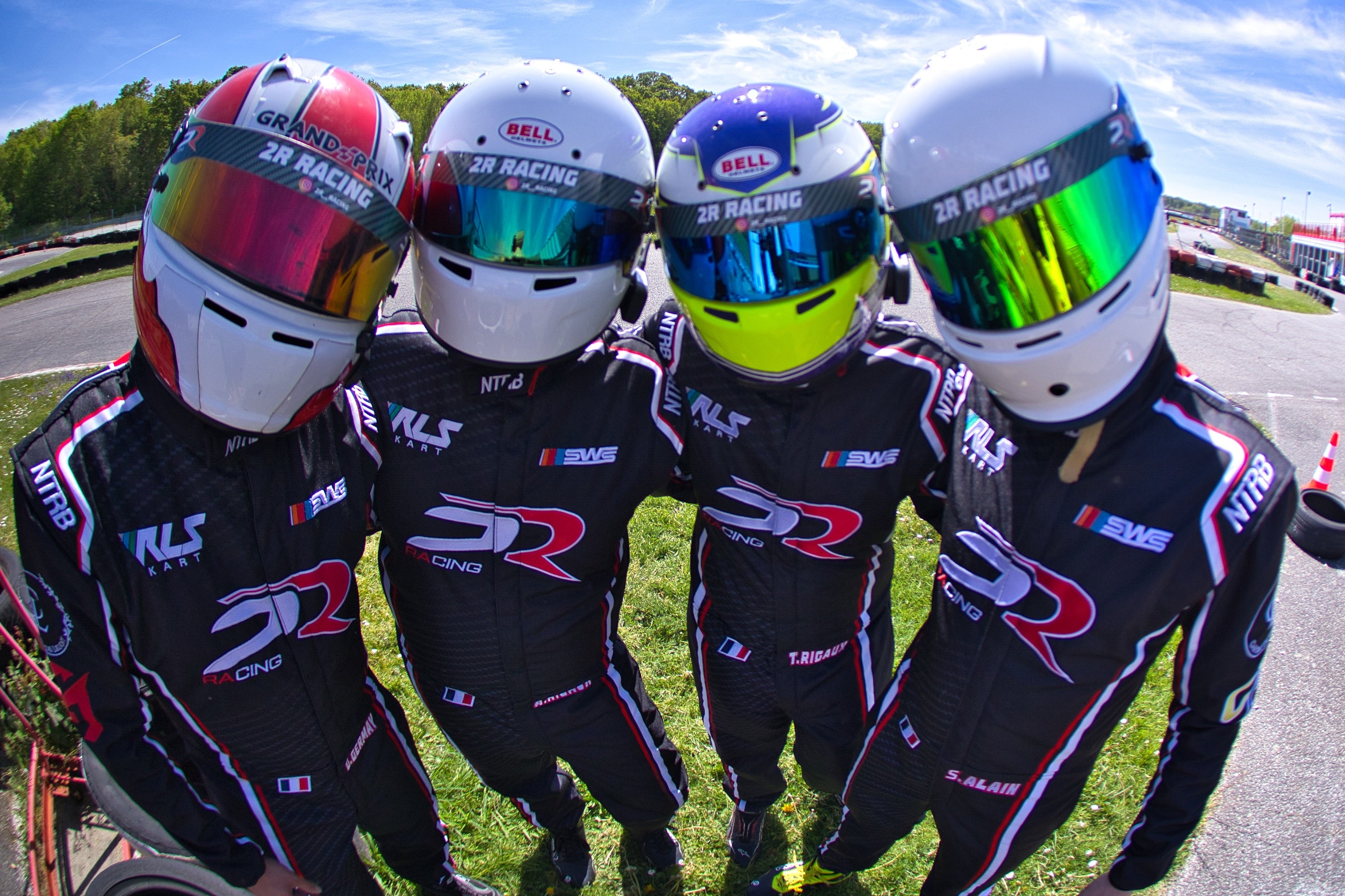 Pourquoi une combinaison karting personnalisée améliore votre image