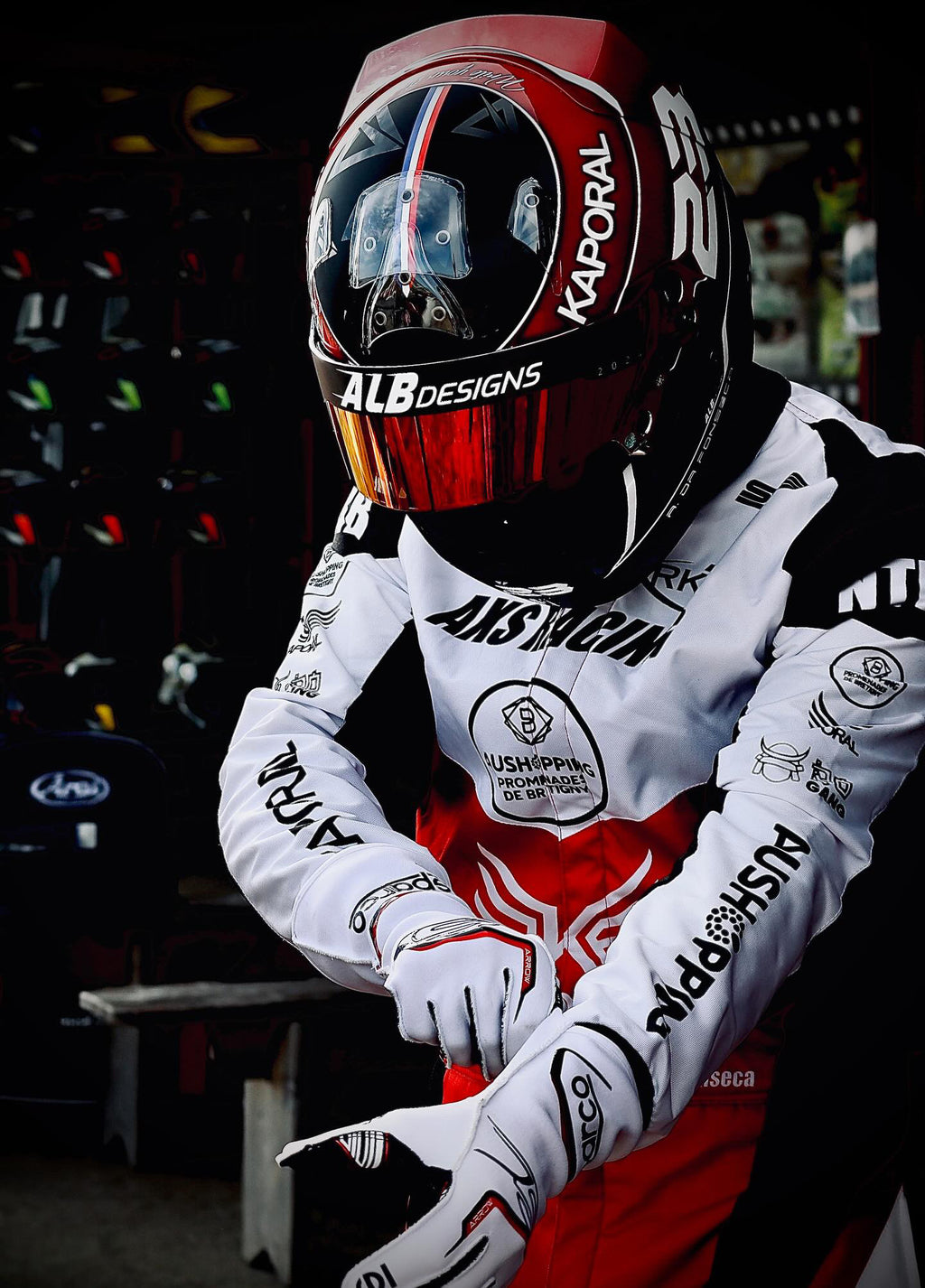 Pilote portant une combinaison de karting personnalisée blanche et rouge NTRB
