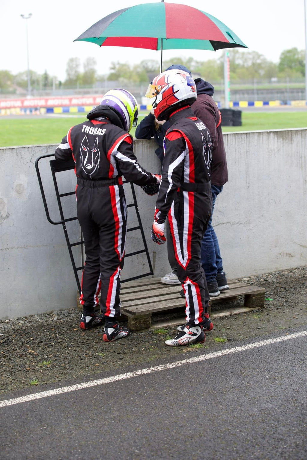 Deux pilotes portant des combinaisons de karting personnalisées NTRB sur circuit